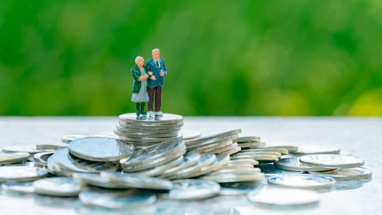 Пенсионный фонд вырос на 500 млрд тенге за полгода 