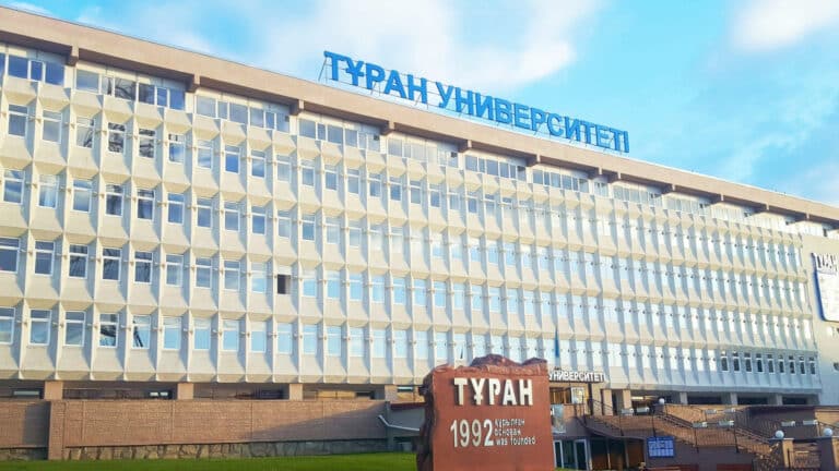 Студенты «Турана» хотят бойкотировать выпускной из-за сбора денег