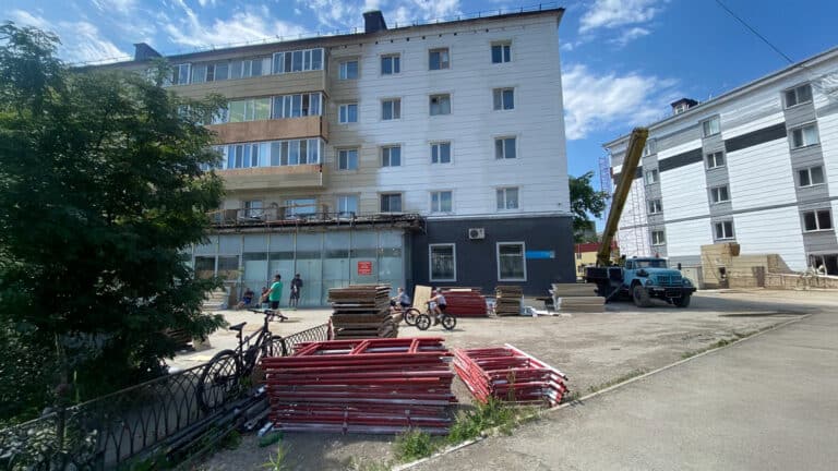 Подрядчика заставили очистить закрашенные окна многоэтажки Костаная
