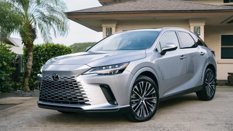 Автоблогер посоветовал Lexus RX вместо китайских кроссоверов