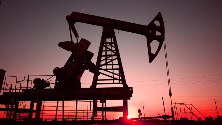 Нефть выросла до пятимесячного максимума после ударов США по Ирану, а затем упала