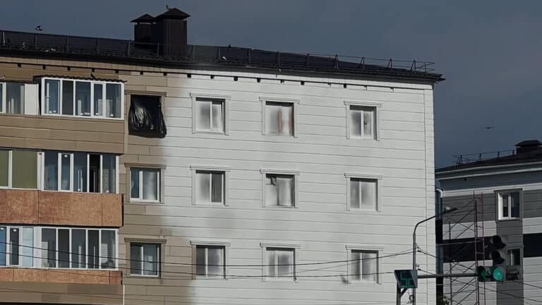 Рабочие закрасили окна жильцам дома в Костанае