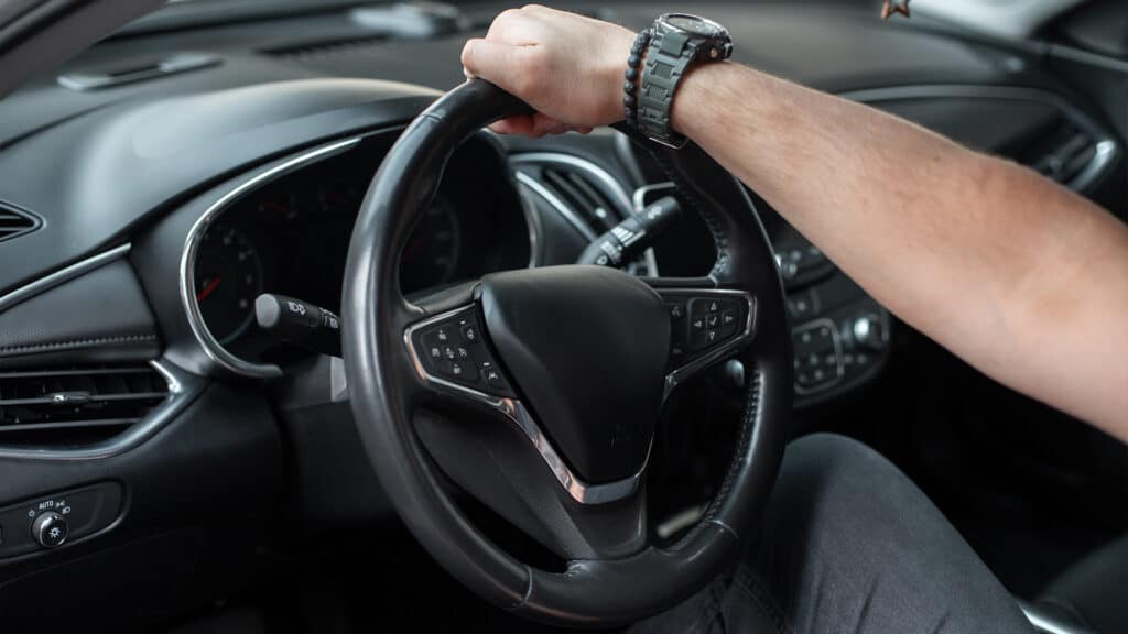 Сотрудник автосалона в Кыргызстане угнал машину клиента ради отпуска