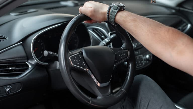 Сотрудник автосалона в Кыргызстане угнал машину клиента ради отпуска