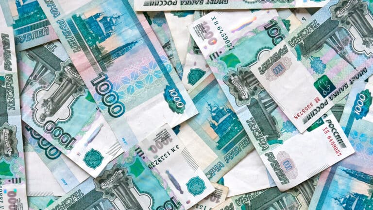 Казахстанцы избавлялись от рублей рекордными за пять лет темпами