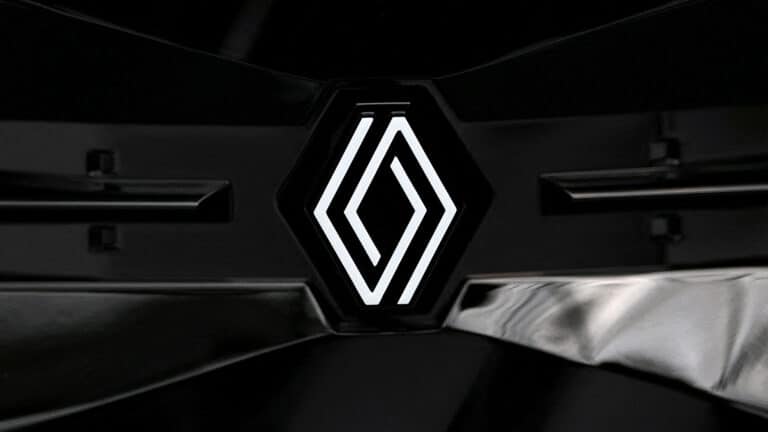 Логотип Renault могут приравнять к свастике в России