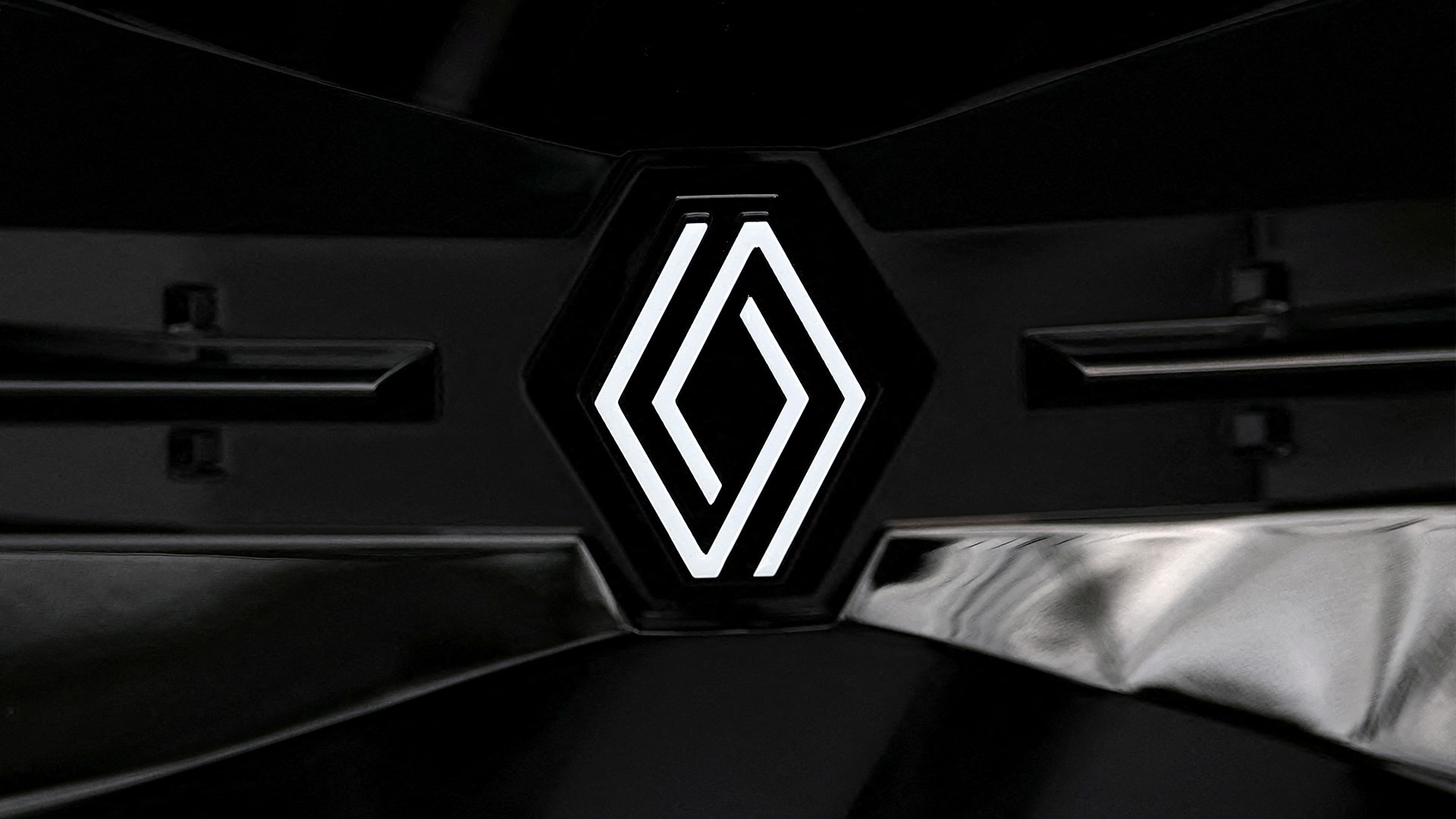 Логотип Renault могут прировнять к свастике в России