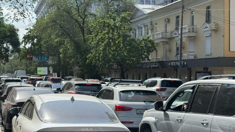 Пробки в сердце «золотого квадрата» Алматы делают самокат удобнее автомобиля