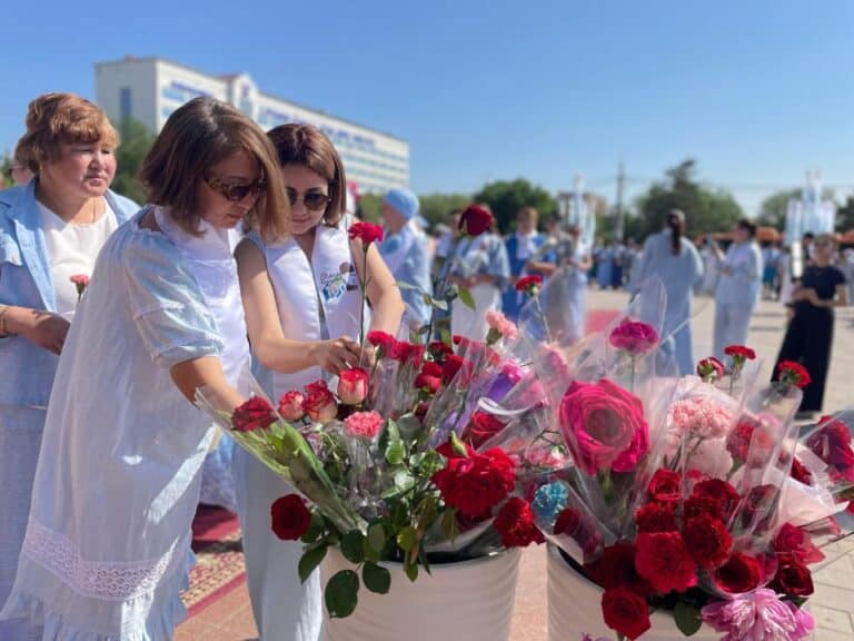 300 тезок легендарного снайпера Алии Молдагуловой почтили ее память
