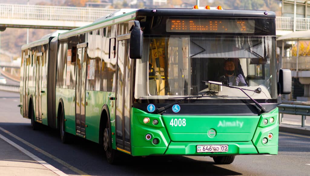 В Астане убирают автобусные карманы