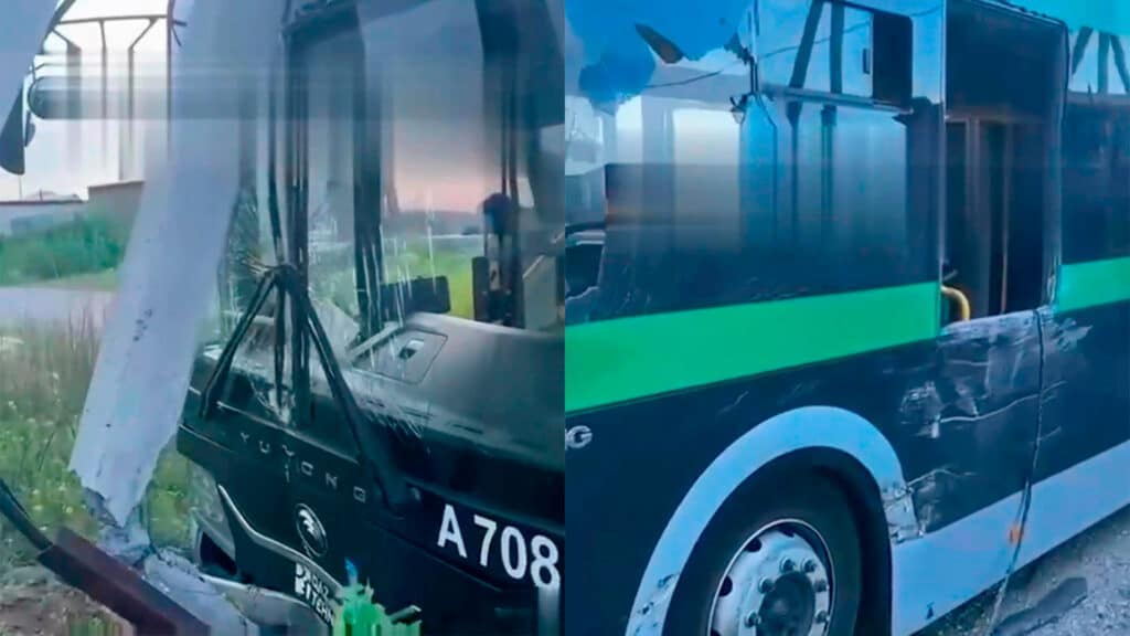 Автобус влетел в столб после столкновения с КамАЗом в пригороде Астаны