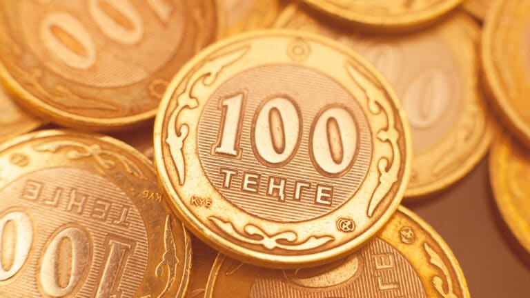 Опрос АФК: курс тенге может вырасти до 516 за доллар через месяц