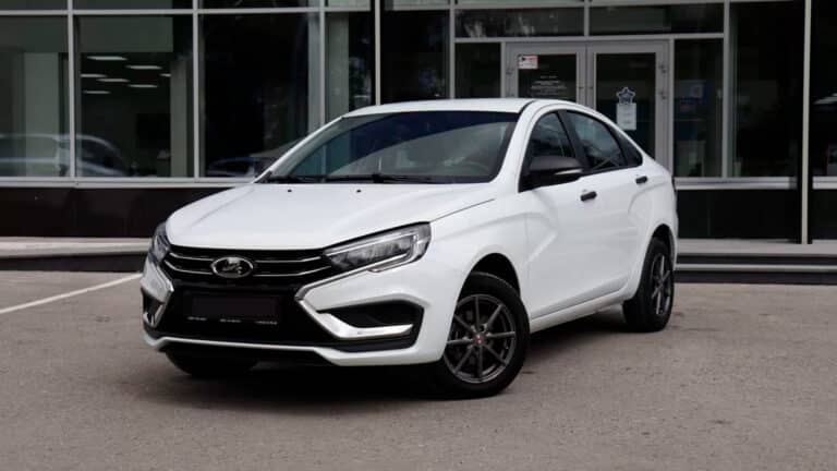 Блогер рассказал, нужна ли Lada Vesta в Казахстане