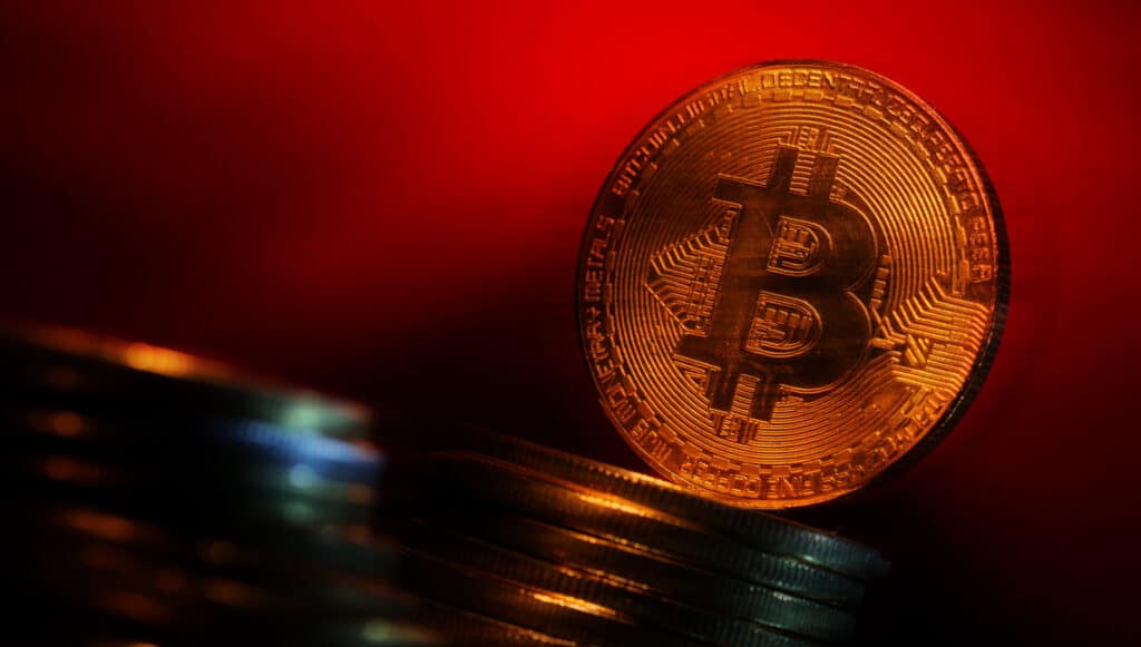 Биткоин обвалился ниже $104 тыс. на фоне ударов Израиля по Ирану