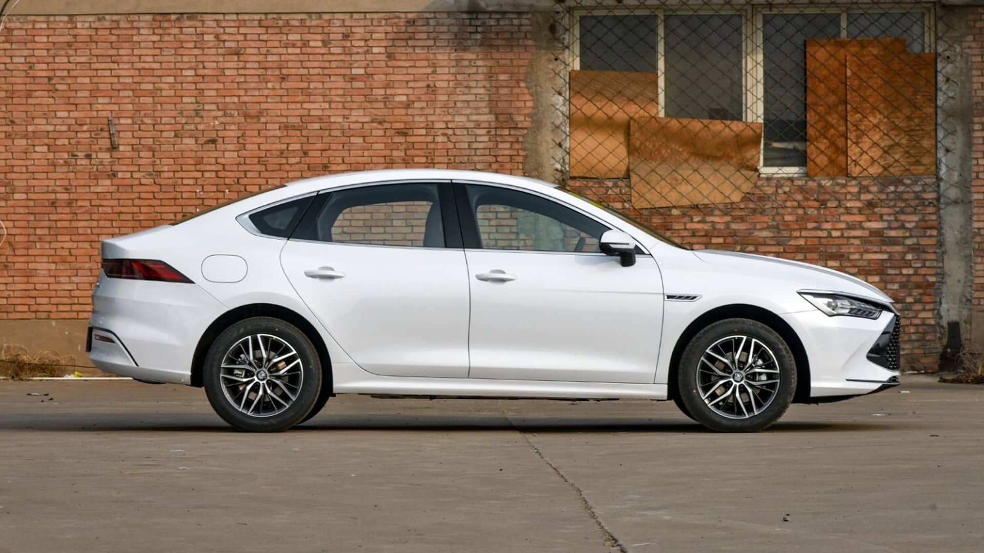 byd qin plus с пробегом, машина би вай ди плюс