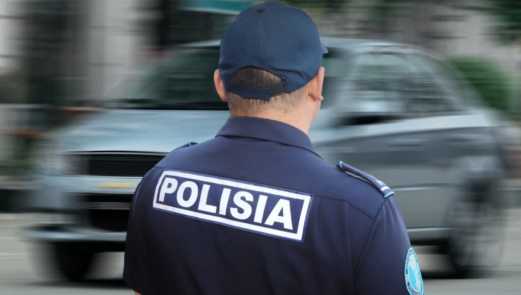 Полицейский оказался на капоте «‎Нексии» при задержании нарушителя в Шымкенте