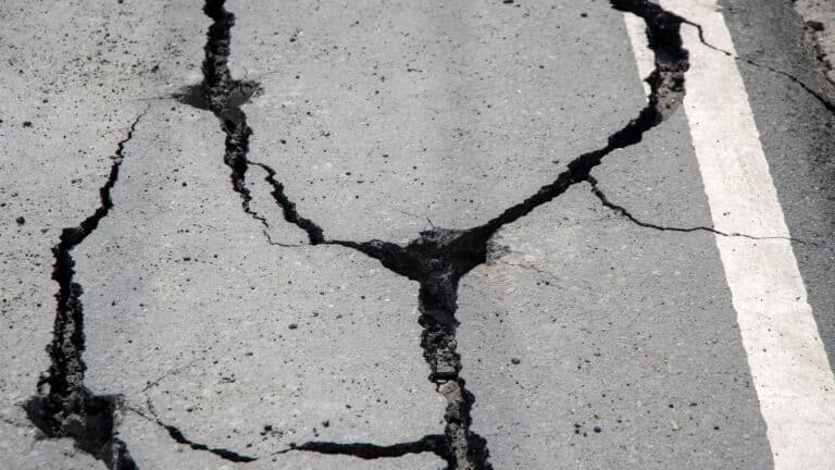 «КазАвтоЖол» считает нормальным вздутый бетон на трассах, однако это не так