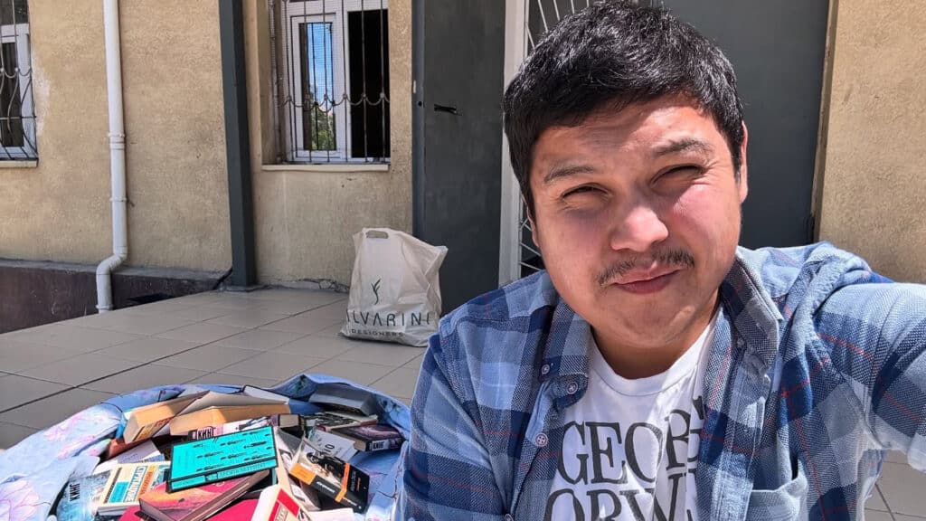 Отсидевший арест за клевету блогер из Актау сделал первое заявление
