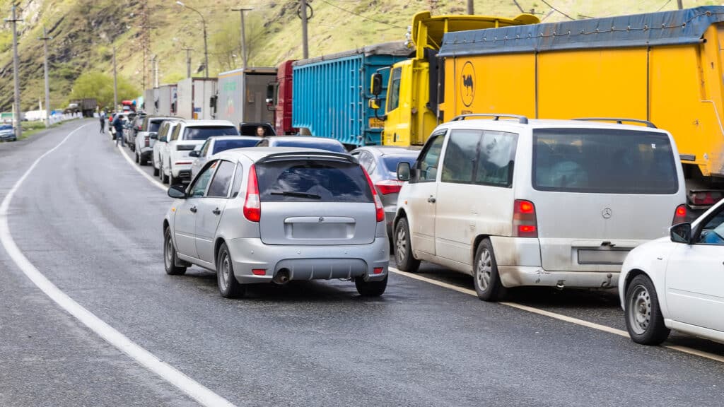 Опасные маневры на проспекте Рыскулова едва не закончились аварией в Алматы
