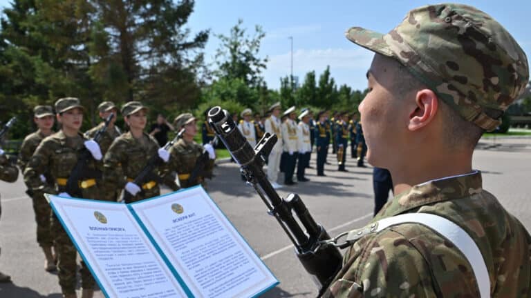 Костанайских студентов привезли в военкомат, чтобы все-таки отправить на службу