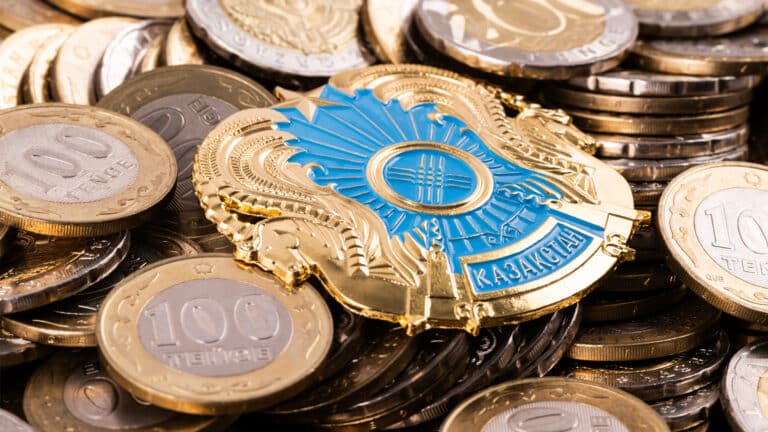 Бюджет недобрал 1,2 трлн тенге, но власти смогли удержать дефицит