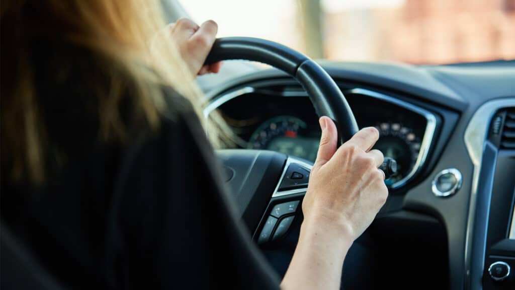 Казахстанка осудила женщин за рулем, которые возят своих мужчин