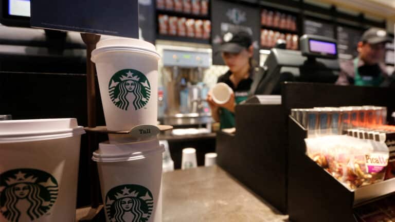 Starbucks начал добавлять в кофе протеин из-за моды на Ozempic