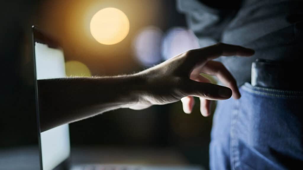 Банки и мобильные операторы будут отвечать за ущерб от мошенников