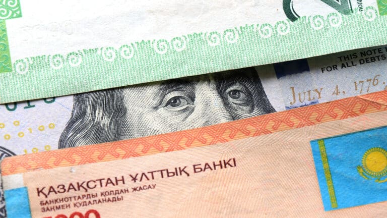 Рынок ожидает падения тенге до 658 за доллар к концу 2027 года