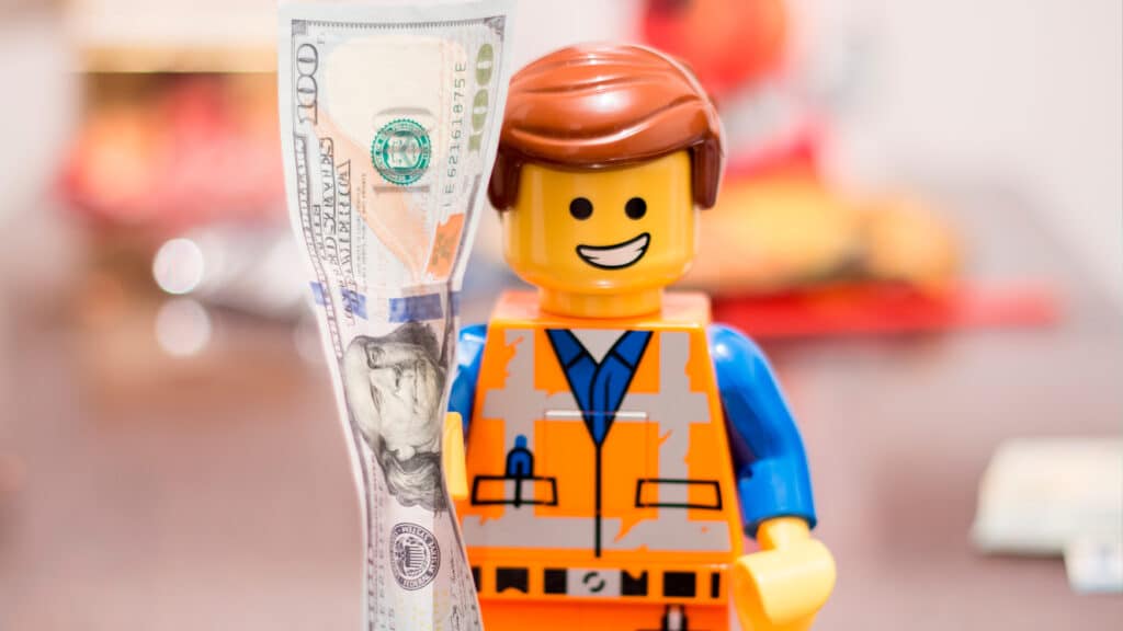 Один из крупнейших мировых аудиторов дал сотрудникам по $1 тыс. на Lego
