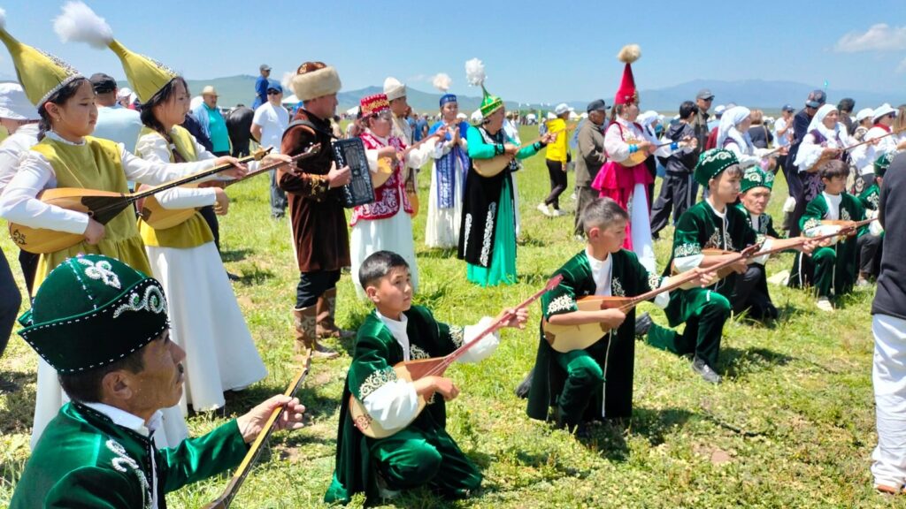 Жас домбрашылар / фото: Шадияр Өстемір