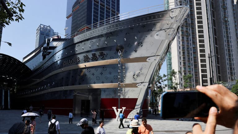 Louis Vuitton открыл в Китае магазин в форме корабля
