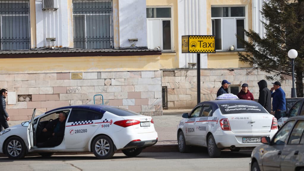 Более 500 таксистов наказали за приставания в аэропортах и на вокзалах