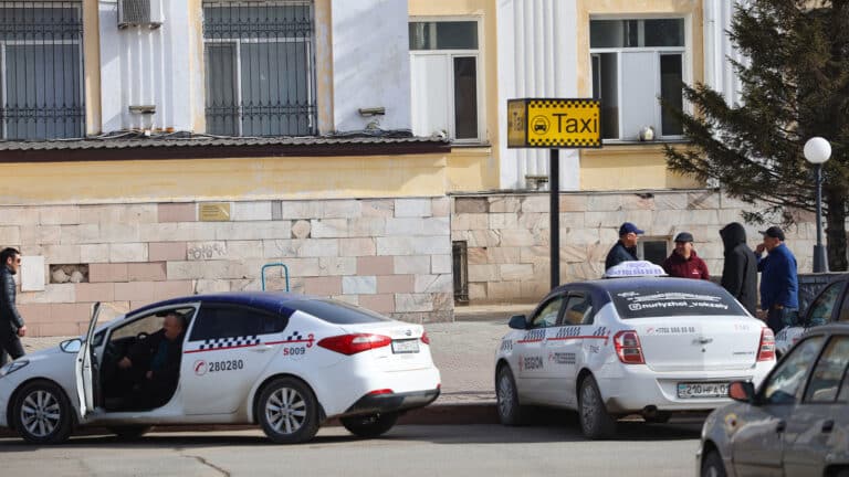 Более 500 таксистов наказали за приставания в аэропортах и вокзалах