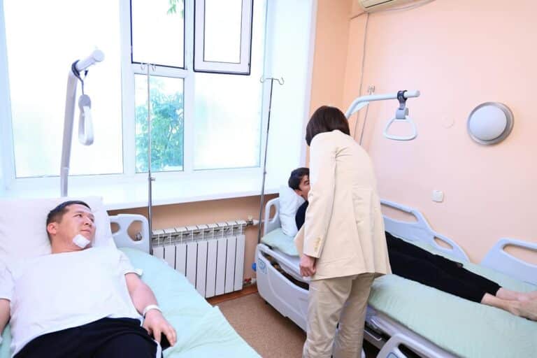 Глава Минздрава навестила избитых врачей в Караганде