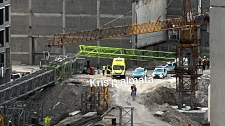 Алматыда құрылыс алаңында кран құлап, бір адам қаза тапты