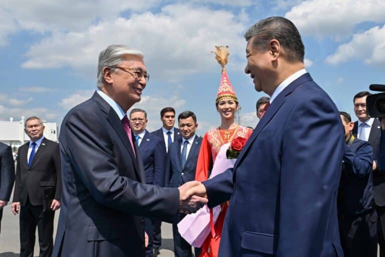 Тоқаев Си Цзиньринді әуежайдан күтіп алды