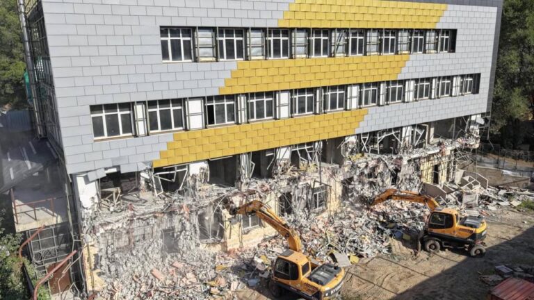 Алматыда тау бөктерінде салынып жатқан ірі нысан сүріліп жатыр