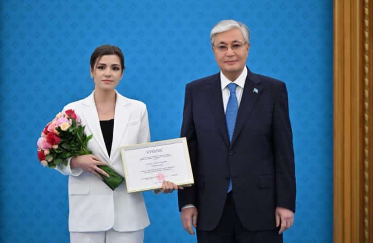 БАҚ қызметкерлеріне президент сыйлығы мен гранты табысталды