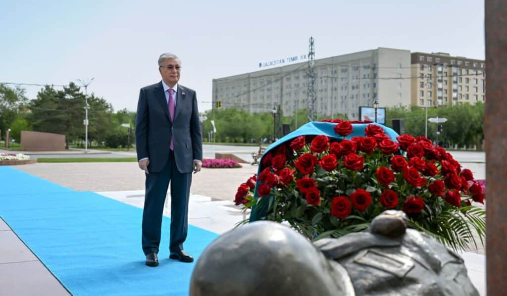 Тоқаев гүл шоқтарын қойды