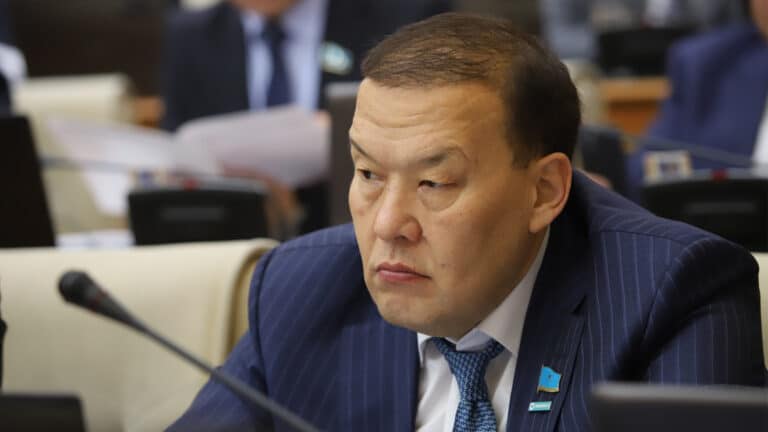 Депутат: Регистрация телефонов частной компанией вызывает вопросы
