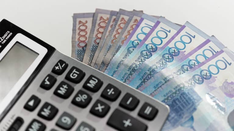 Минтруда РК объяснило, когда работодатель обязан повысить зарплату
