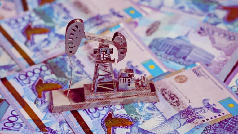Тенге падает, несмотря на рост цен на нефть до $75