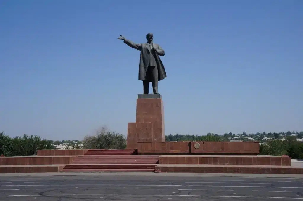 памятник Ленину в Оше