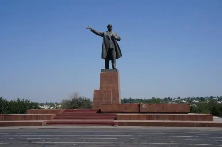 В Кыргызстане демонтировали один из крупнейших памятников Ленину в ЦА