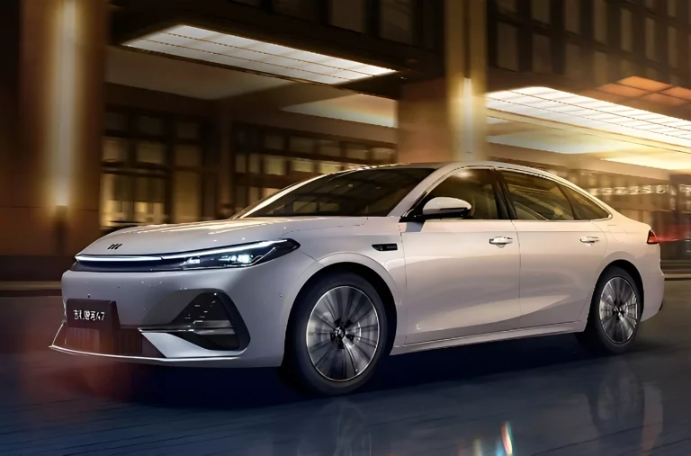 100 шақырымға – 2 л бензин: Geely гибридті седанын таныстырды