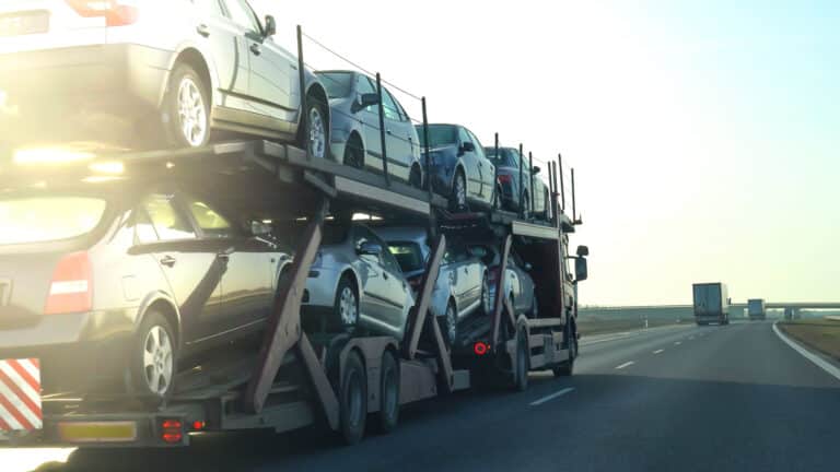 Поставки Kia, Hyundai и других авто из Казахстана в Россию упали втрое