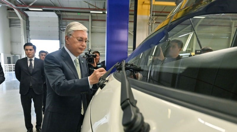 Президент жұмысшыларға сәттілік тілеген / фото: Ақорда