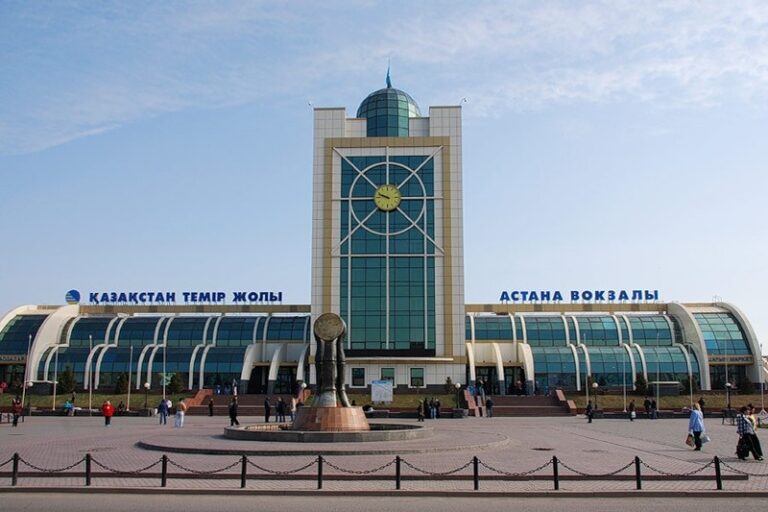 Людей эвакуировали с вокзала в Астане из-за сообщения о бомбе