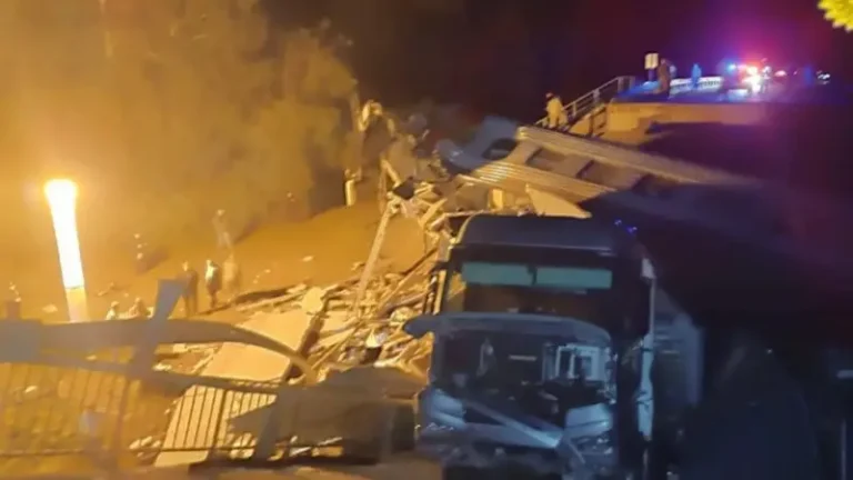 В России подорвали мост под пассажирским поездом